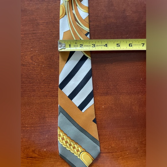 Hermes Men’s tie 100% silk in gold, white, gray and black pattern. - Picture 7 of 8